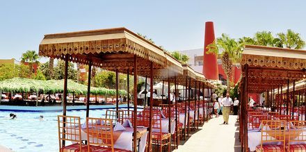 Restaurant ved poolen på Arabia Azur Resort i Hurghada, Egypten
