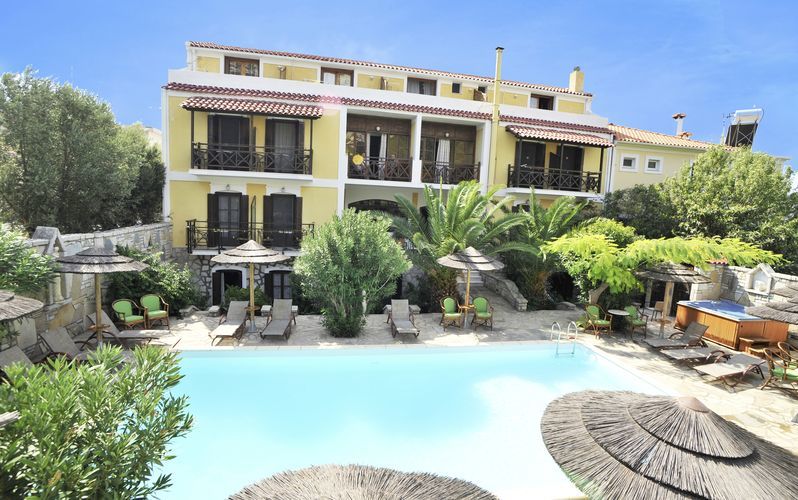 Poolområdet på hotel Athina i Pythagorion på Samos, Grækenland.