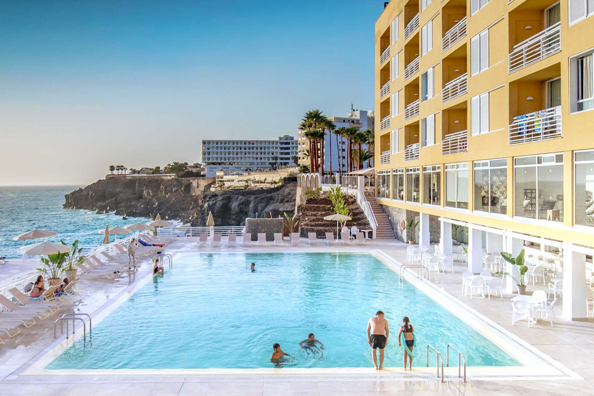 Poolområdet på hotel Atlantic Holiday i Callao Savaje.