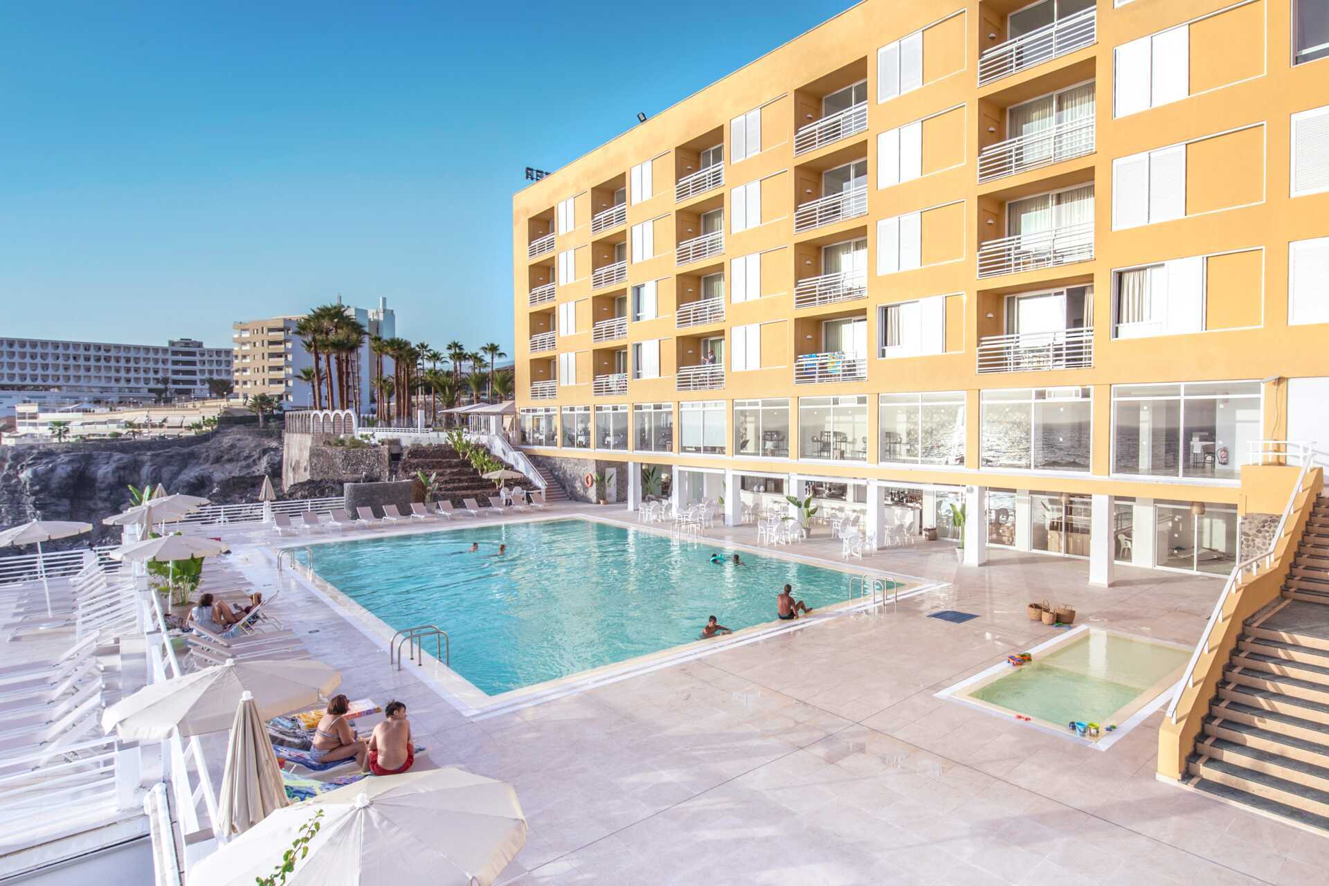 Poolområde på hotel Atlantic Holiday, Tenerife.