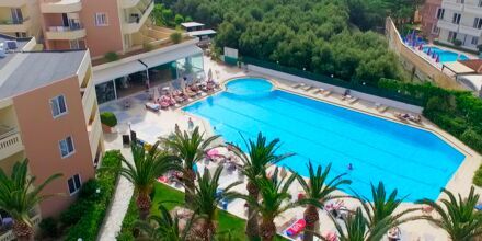 Poolområde på Hotel Atrion i Agia Marina på Kreta.