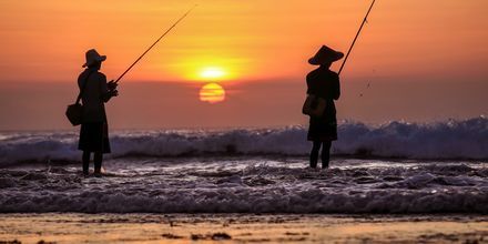 Fiskere i solnedgangen i Jimbaran, Bali.