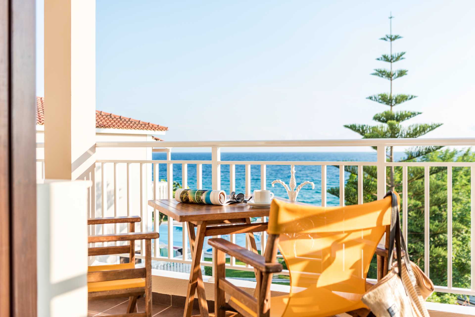 Balkon i 2-værelses lejlighed på Hotel Loukas on the Waves i Tragaki, Zakynthos.
