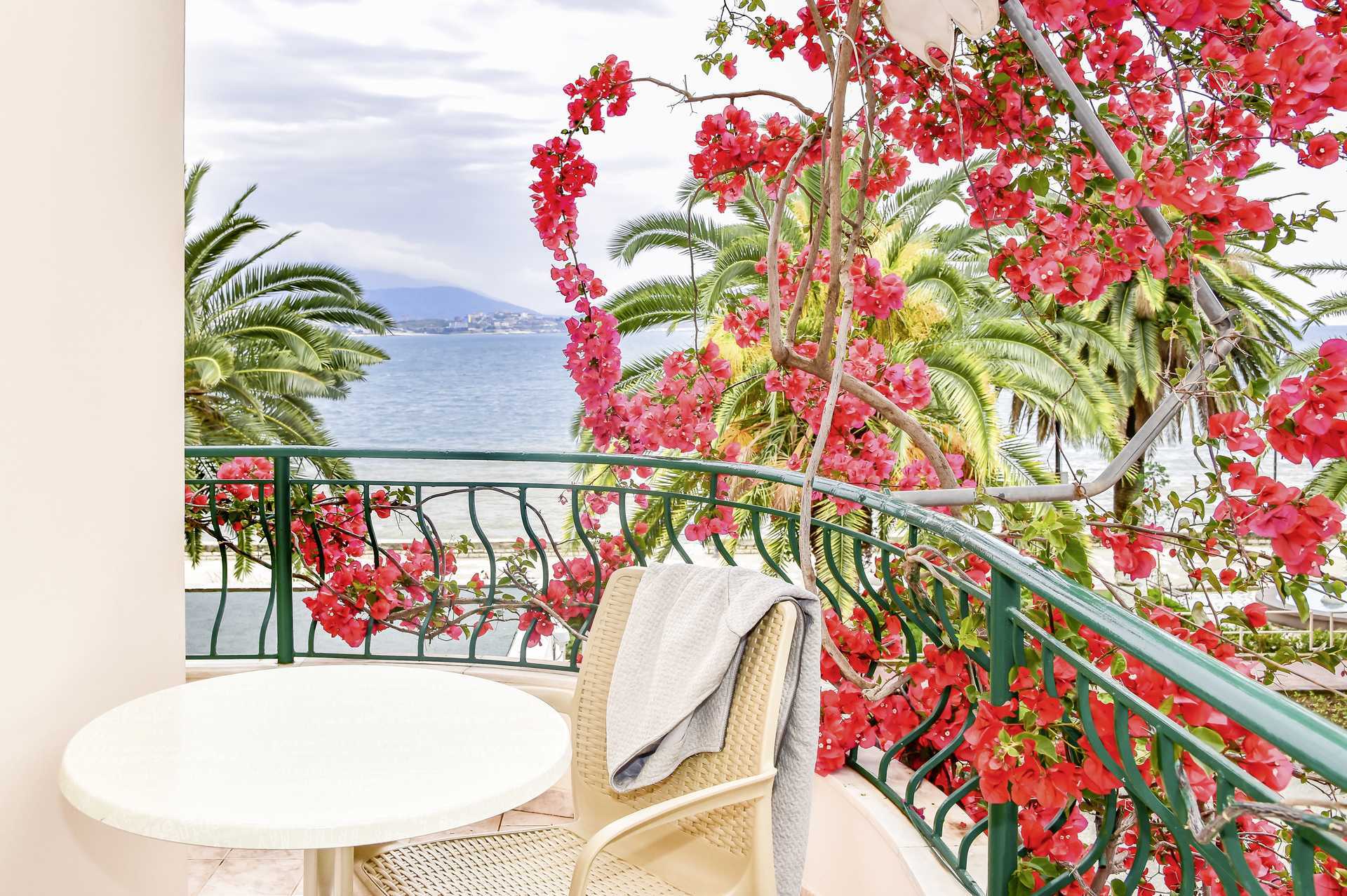 Balkon i dobbeltværelse på Hotel Kaonia i Saranda, Albanien.