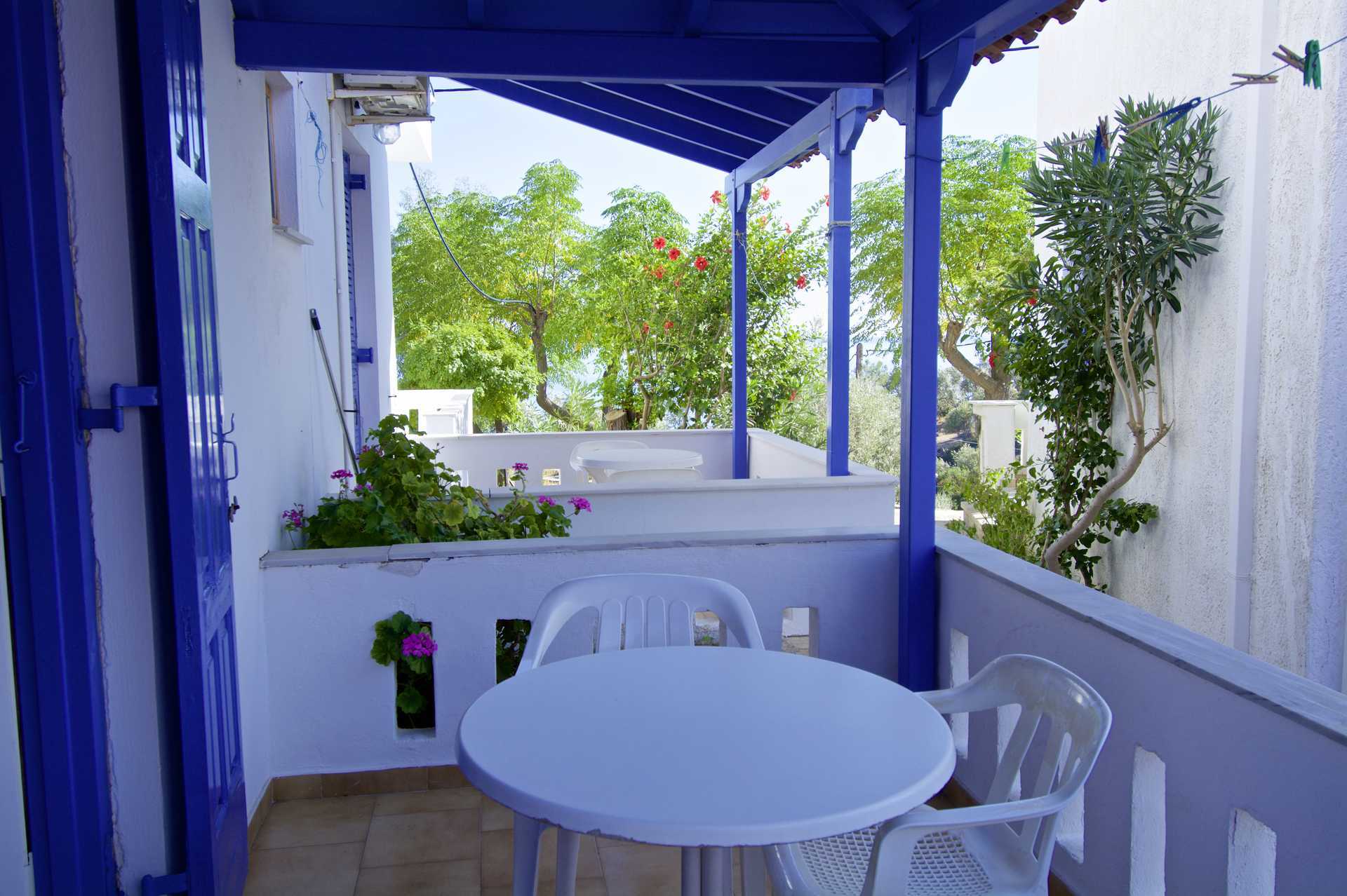 Balkon på lejlighedshotellet Aspres i Votsalakia, Samos.