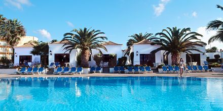 Poolområdet på Hotel Barcelo Castillo Beach Resort på Fuerteventura, De Kanariske Øer, Spanien.