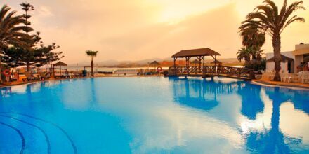 Poolen på Hotel Barcelo Castillo Beach Resort på Fuerteventura, De Kanariske Øer, Spanien.
