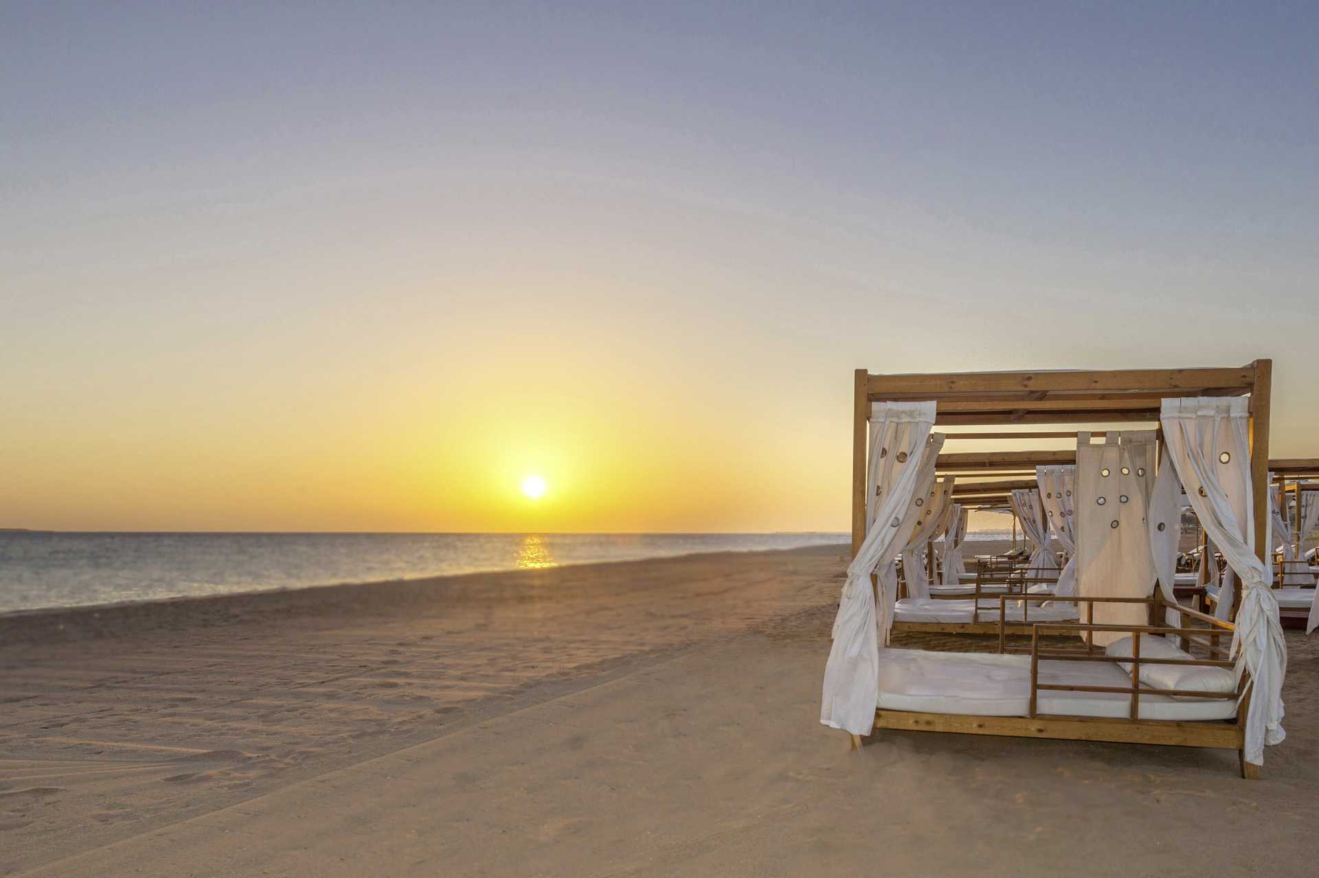 Stranden ved Baron Palace Resort-hotellet i Sahl Hasheesh, Egypten.