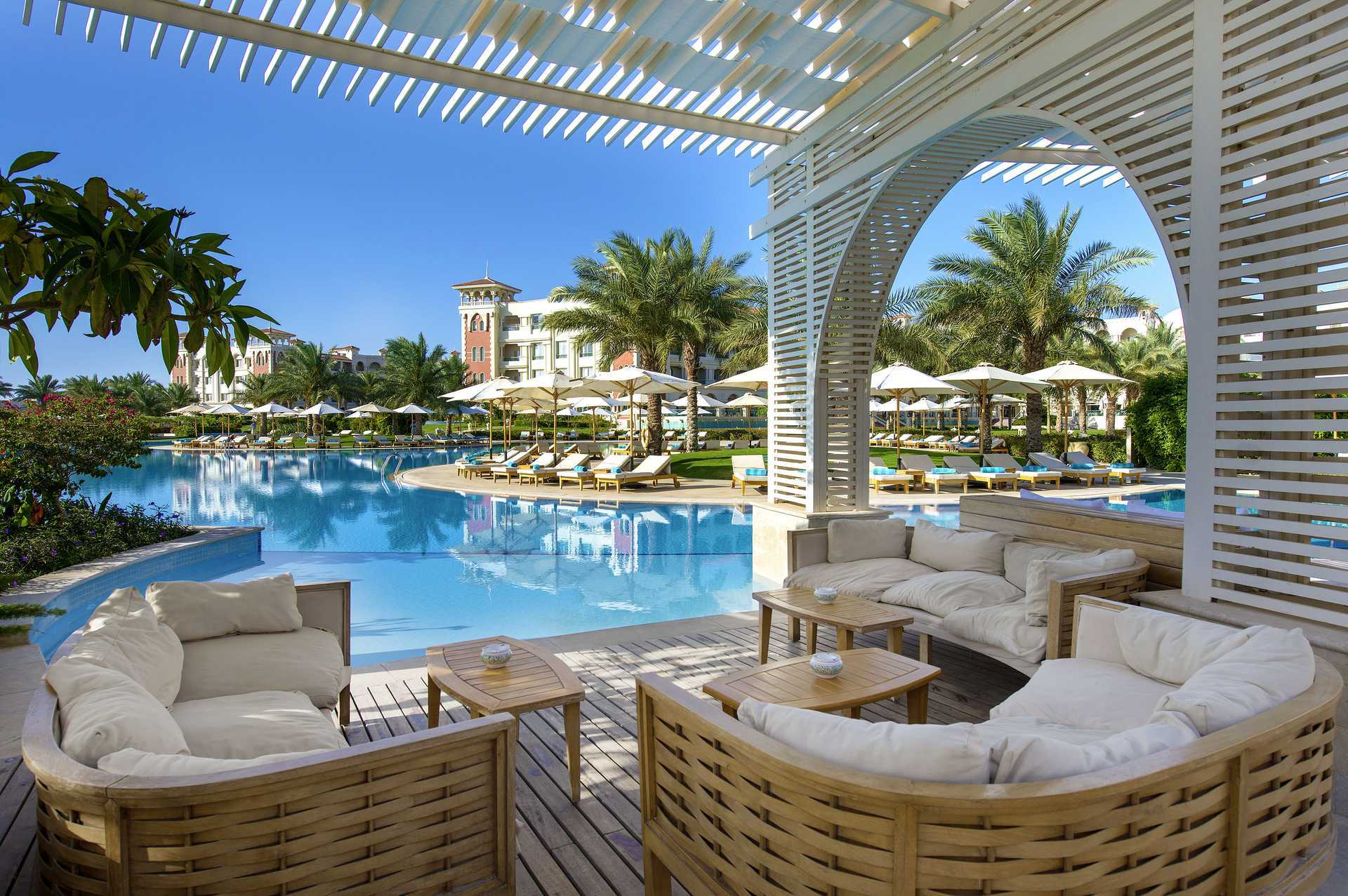 Poolbaren ved infinity-poolen på Baron Palace Resort-hotellet i Sahl Hasheesh, Egypten.