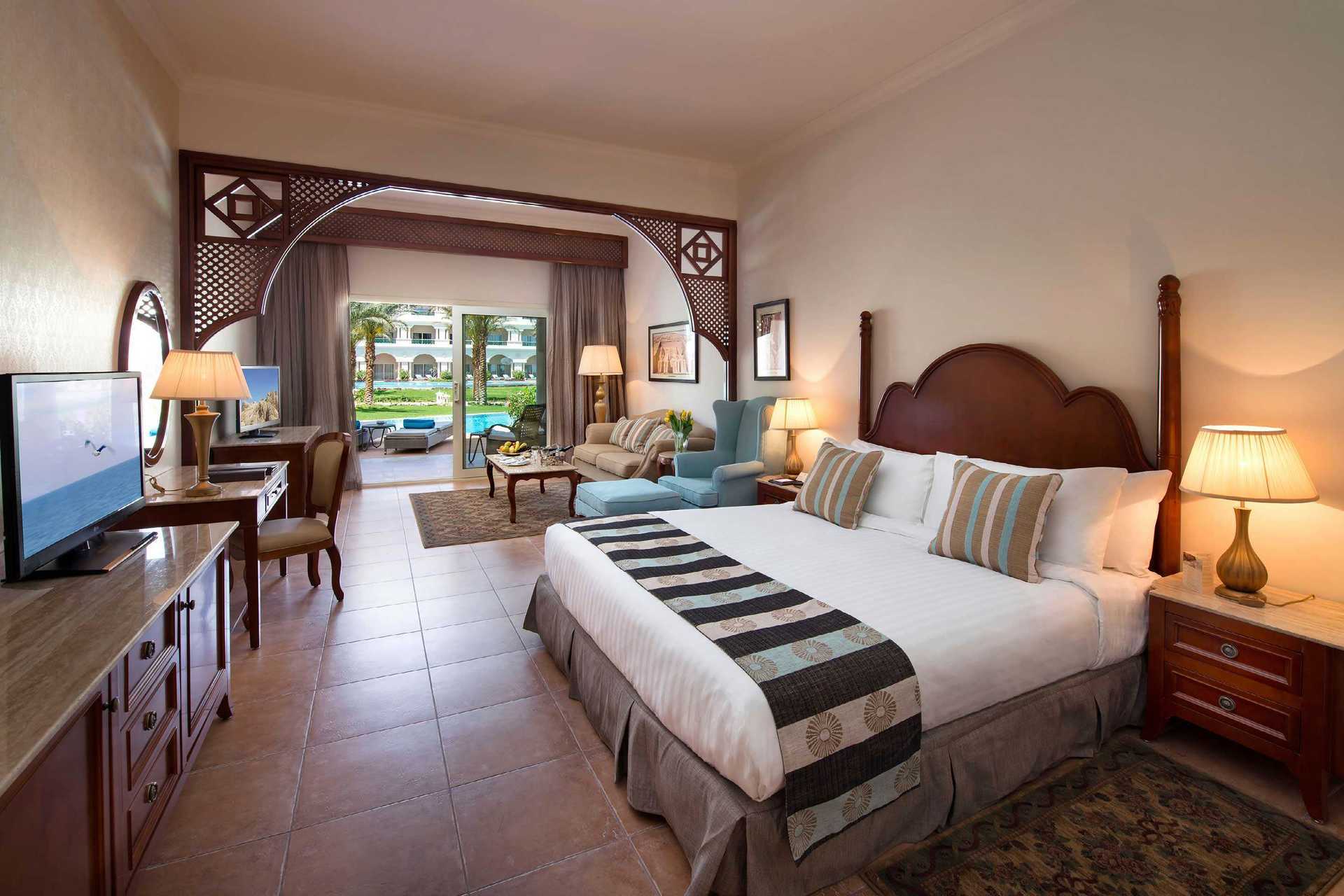 Deluxe-suite med delt pool på Baron Palace Resort-hotel i Sahl Hasheesh, Egypten.