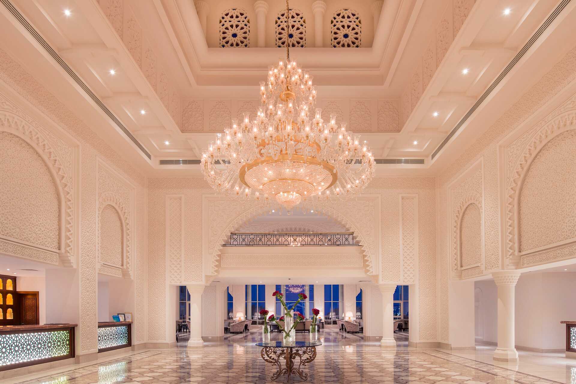 Lobbyen på Baron Palace Resort-hotel i Sahl Hasheesh, Egypten.