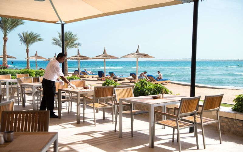 Nyd god mad med udsigt over havet på Hotel Beach Albatros Resort i Hurghada, Egypten.