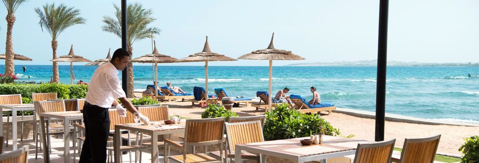 Nyd god mad med udsigt over havet på Hotel Beach Albatros Resort i Hurghada, Egypten.