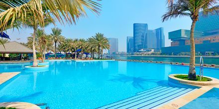 Poolområde på Hotel Beach Rotana Abu Dhabi, De Forenede Arabiske Emirater.