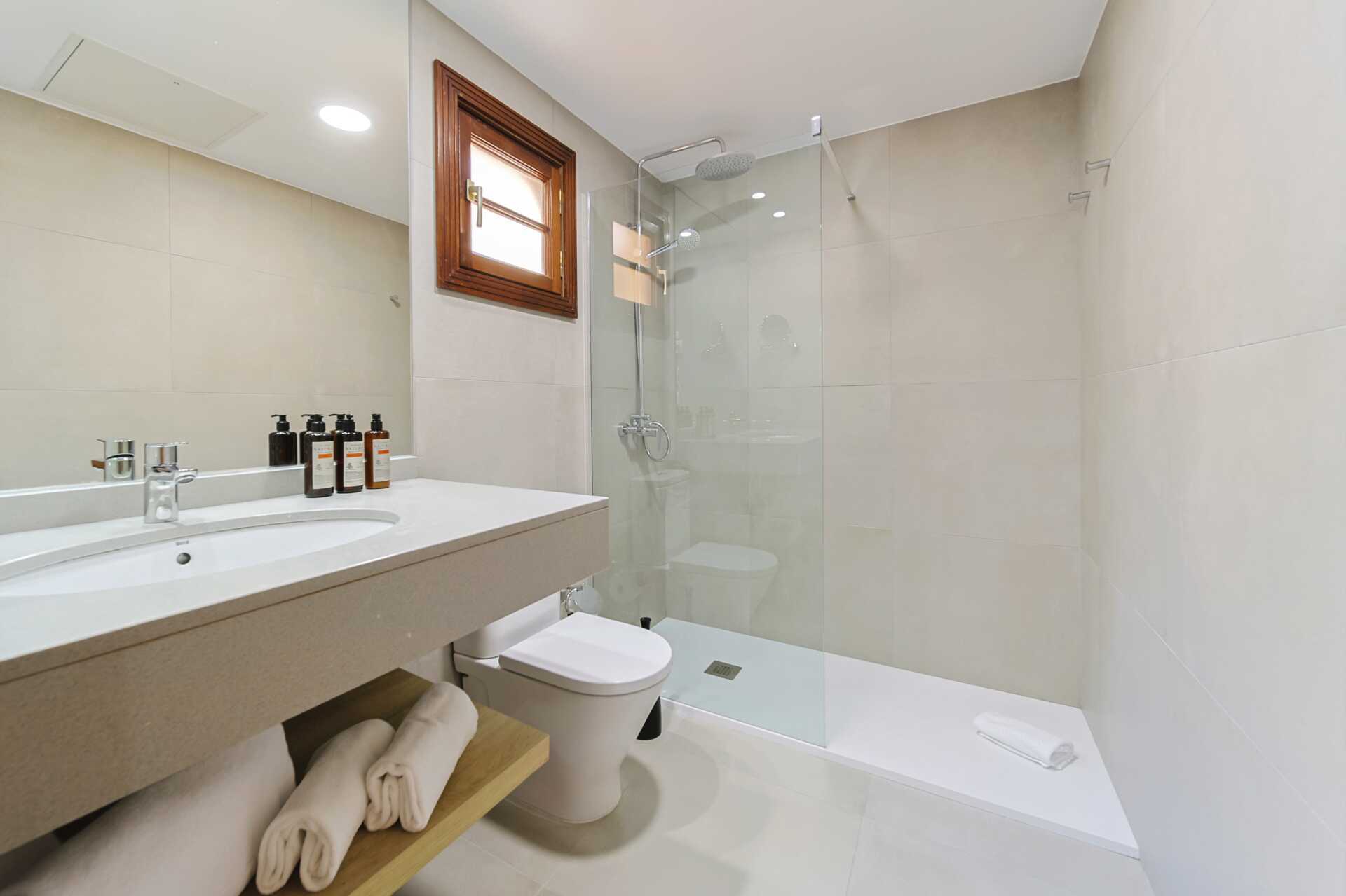 Billedet er en illustration af, hvordan receptionen/lobbyen kommer til at se ud efter renoveringen.