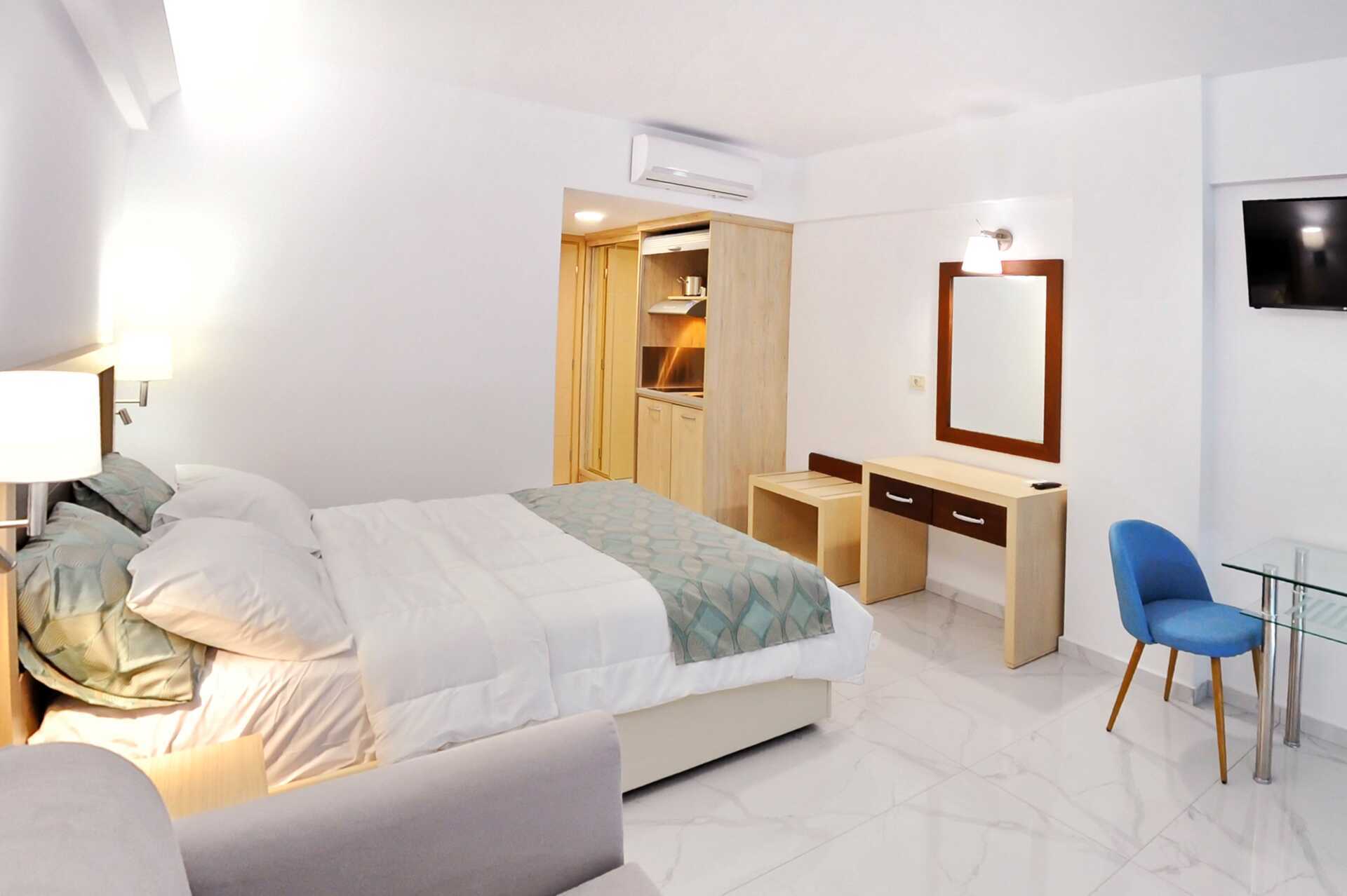 Bo i den nybyggede hotelbygning på Captain Stavros i Lefkas, Grækenland.