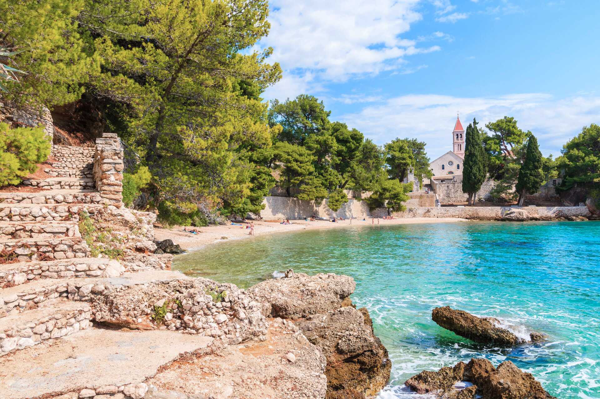 Hyggelige badebugter med krystalklart vand i Brac, Kroatien.