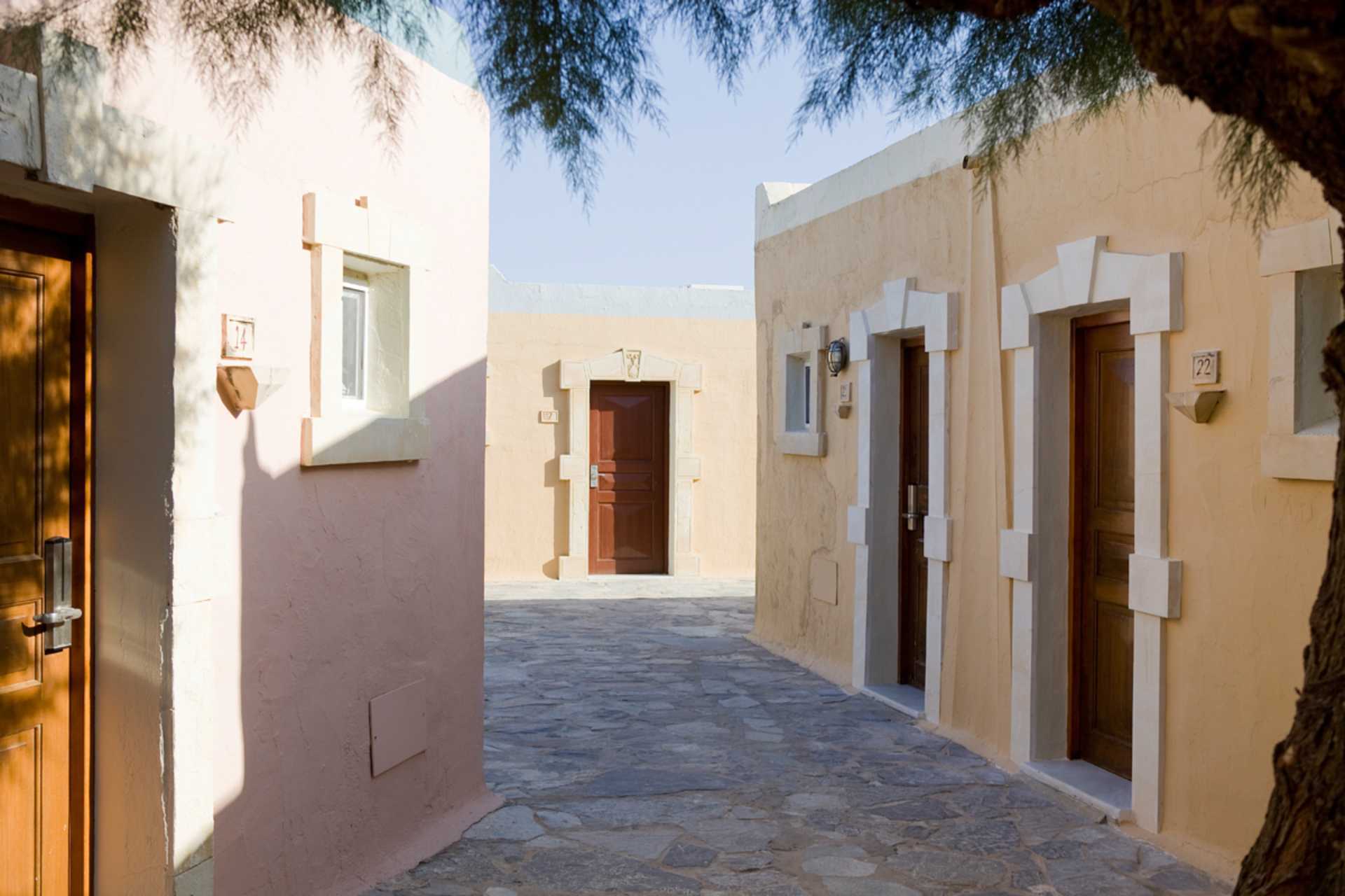 Bungalowlignende bygninger på hotel Aquila Rithymna Beach på Kreta, Grækenland.