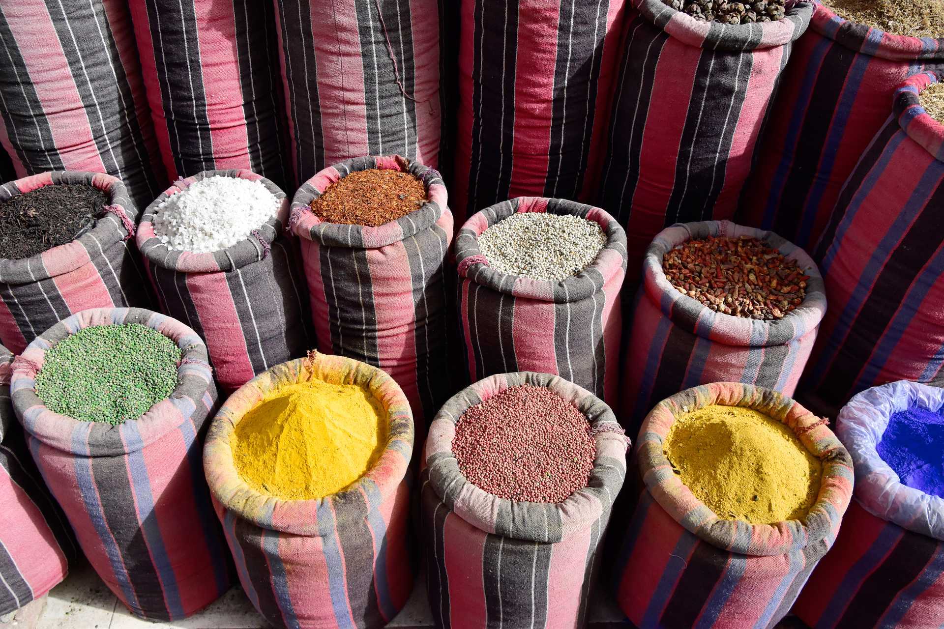 Kig på spændende krydderier langs markeder i Hurghada.