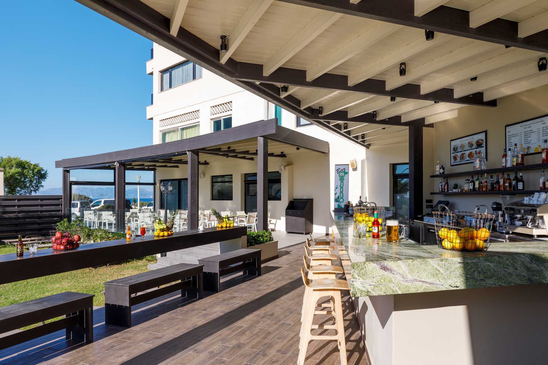 Poolbaren på hotel Cactus i Rhodos by, Grækenland.