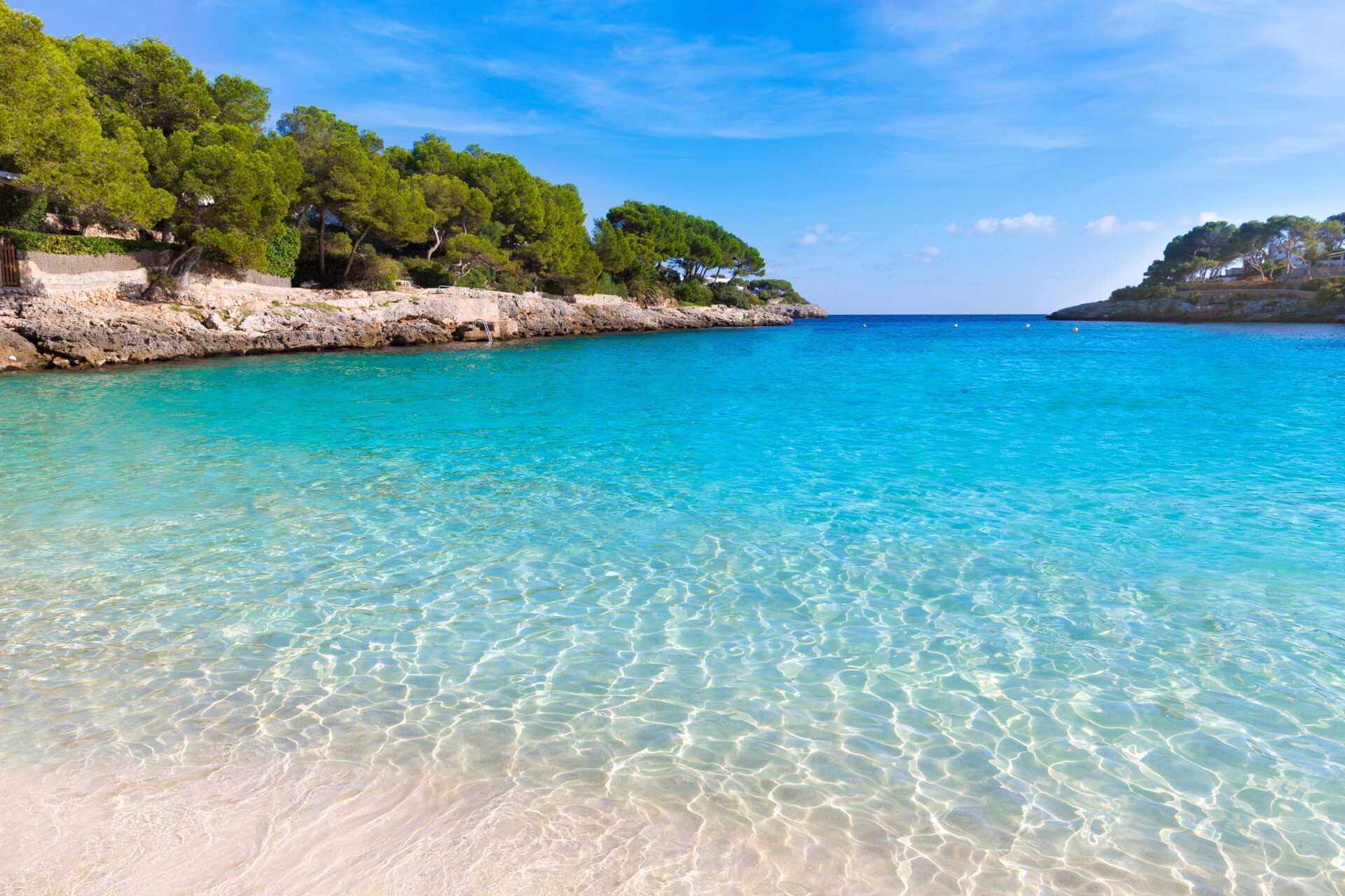Smukke badebugter i Cala d'Or på Mallorca, Spanien.