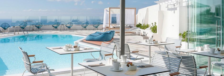 Restaurant og poolområde på Caldera's Dolphin Suites på Santorini, Grækenland.
