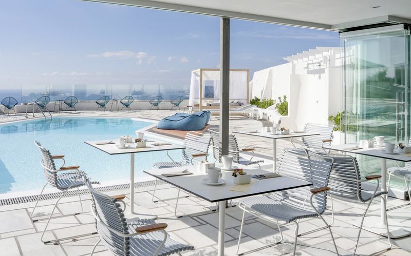 Restaurant og poolområde på Caldera's Dolphin Suites på Santorini, Grækenland.