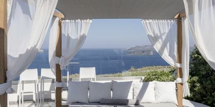 Relaxområde på Caldera's Dolphin Suites på Santorini, Grækenland.