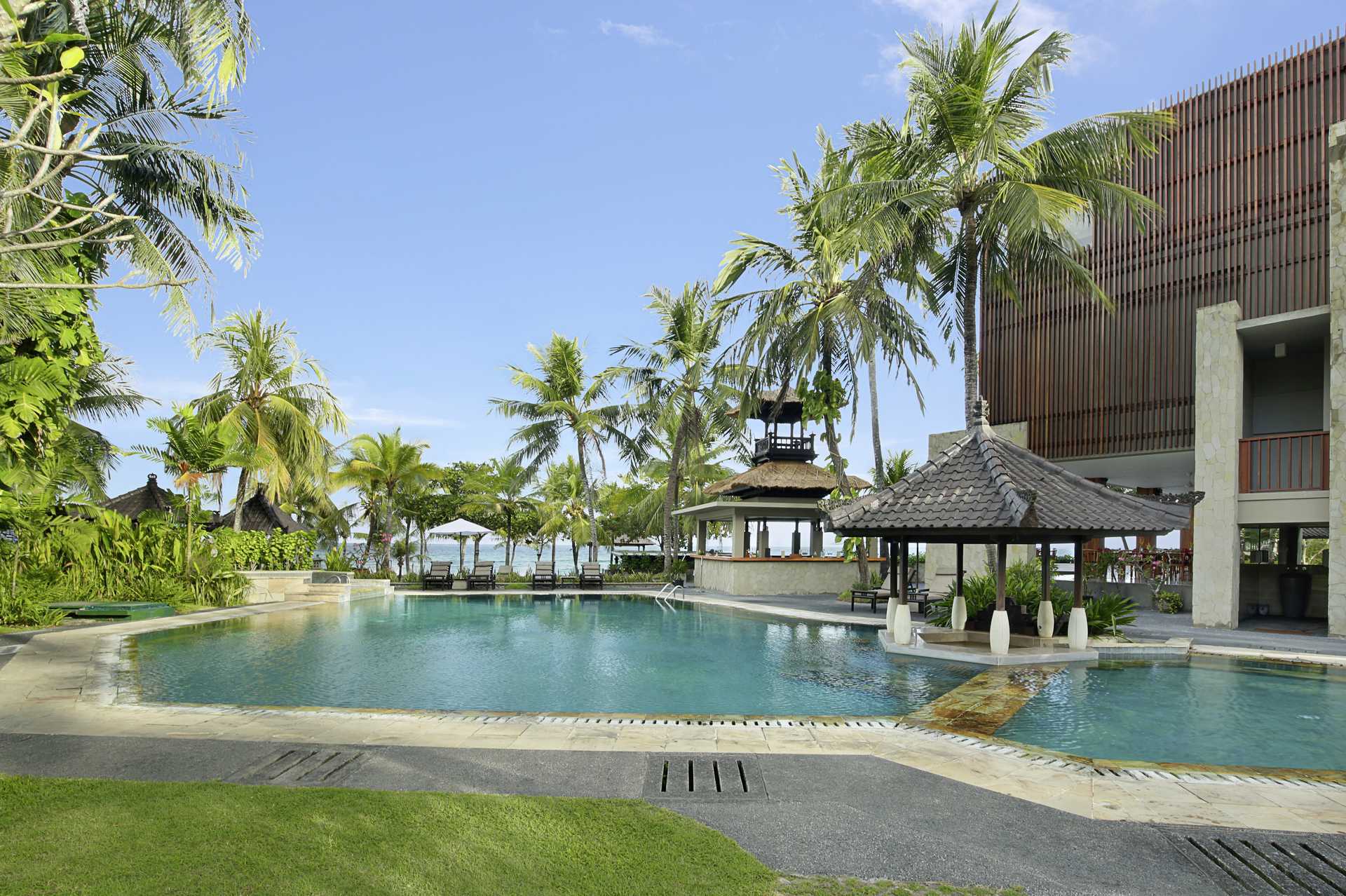 Poolområde på Candi Beach Resort &amp; Spa i Candi Dasa, Bali.