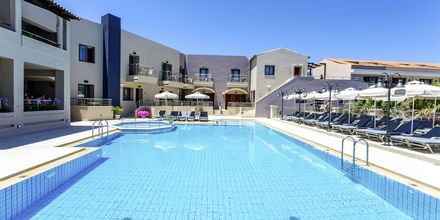 Poolområdet på hotel Casa di Porto på Kreta, Grækenland.