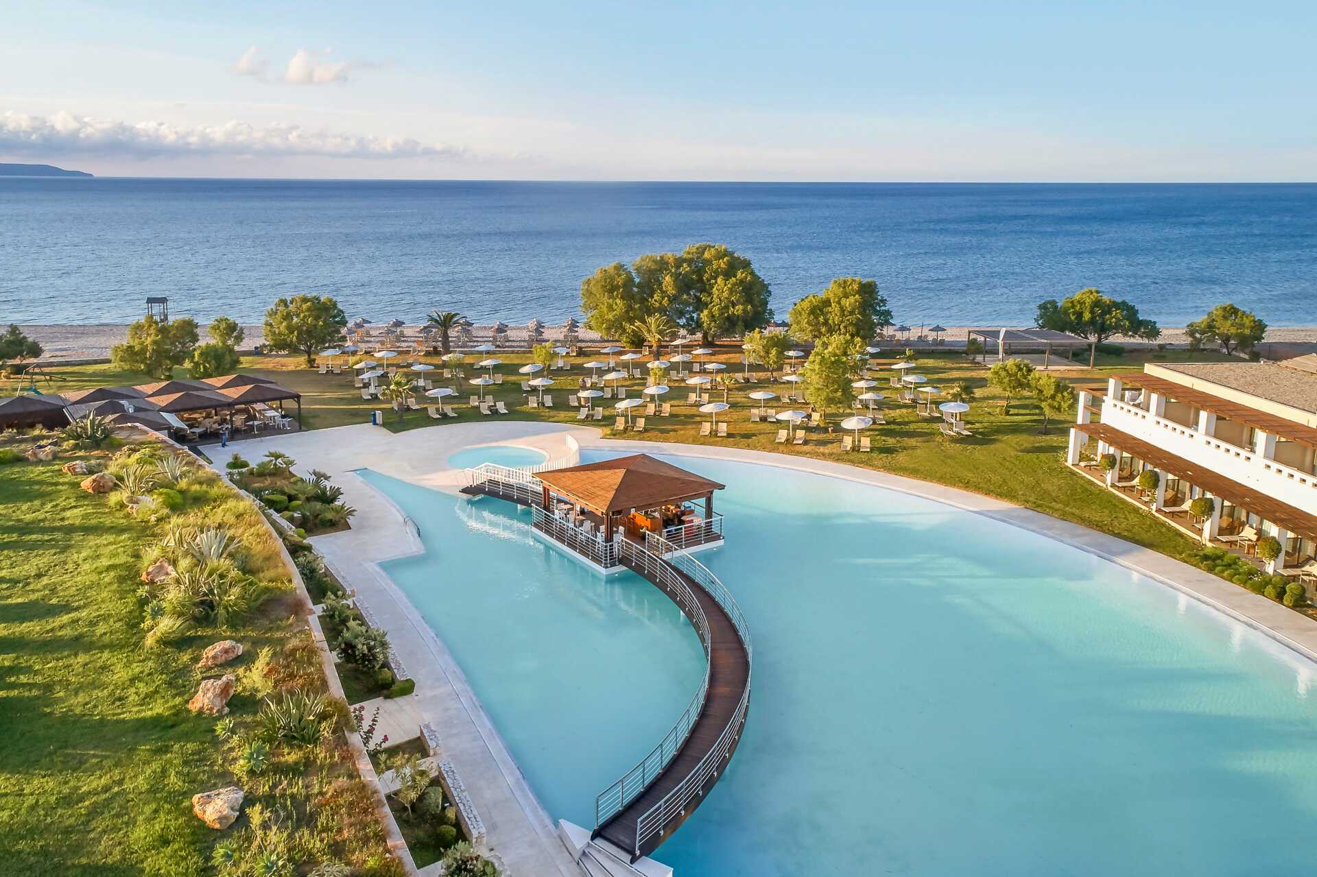 Poolområde på Giannoulis Cavo Spada Deluxe & Spa på Kreta, Grækenland.