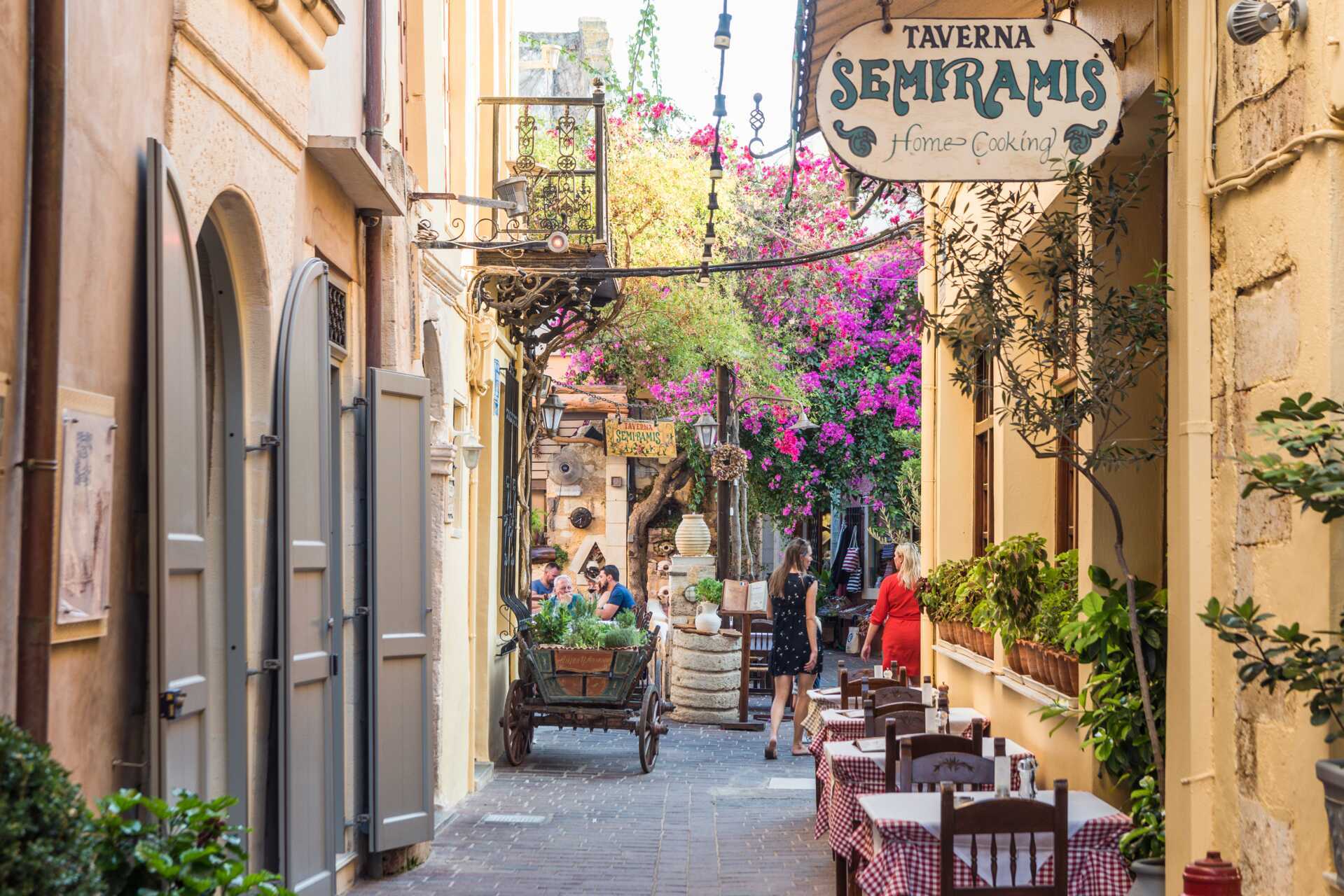 Men premiumrejserne Basis og Mad & vin kan du tage med på byvandring i Chania by.