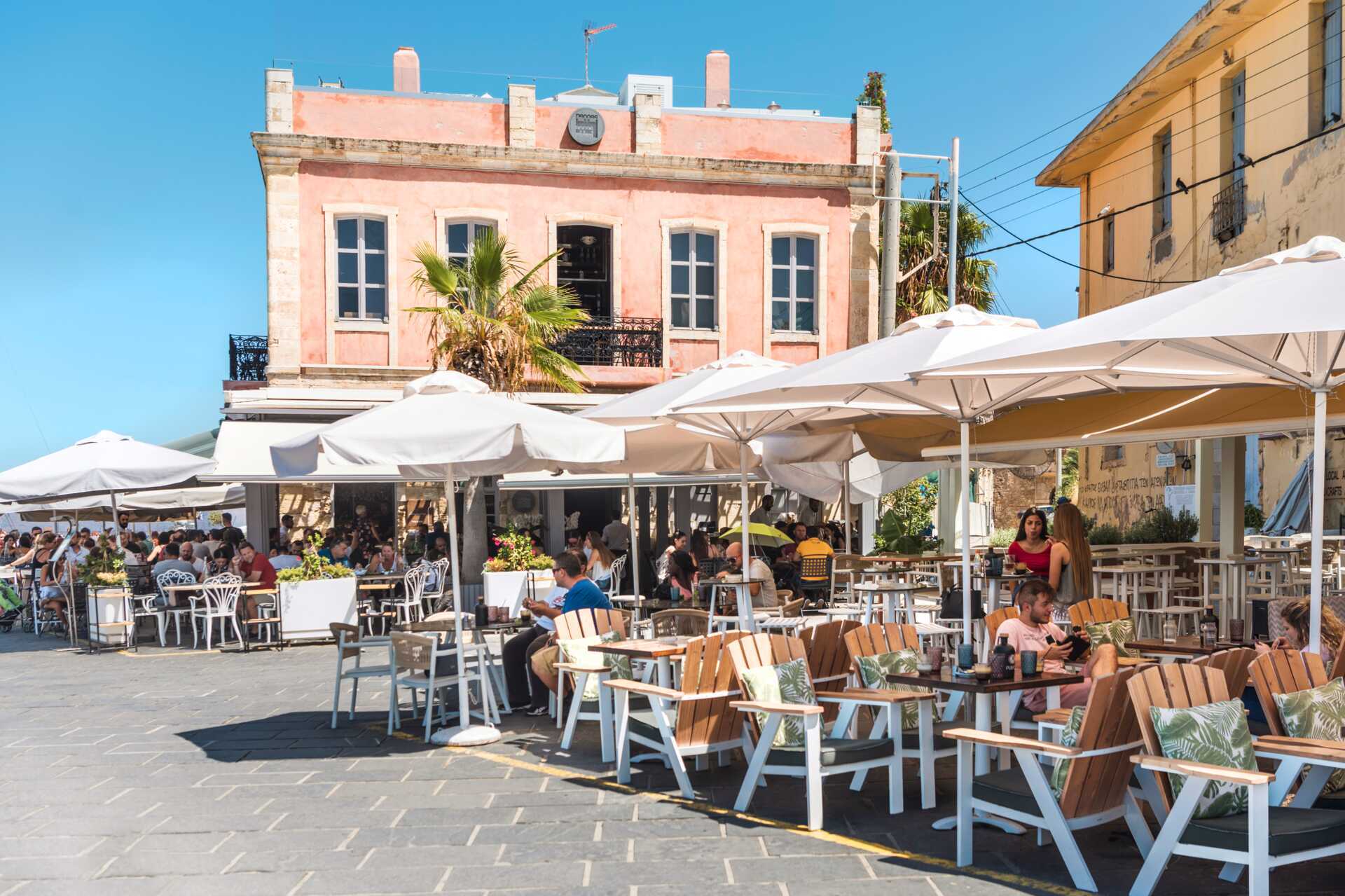 Hyggelig restaurant i havnen i Chania by på Kreta, Grækenland.