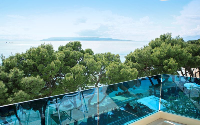 Balkonudsigt på Hotel City Beach på Makarska Riviera, Kroatien.