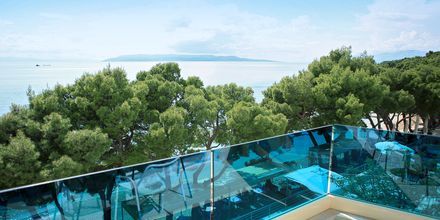 Balkonudsigt på Hotel City Beach på Makarska Riviera, Kroatien.