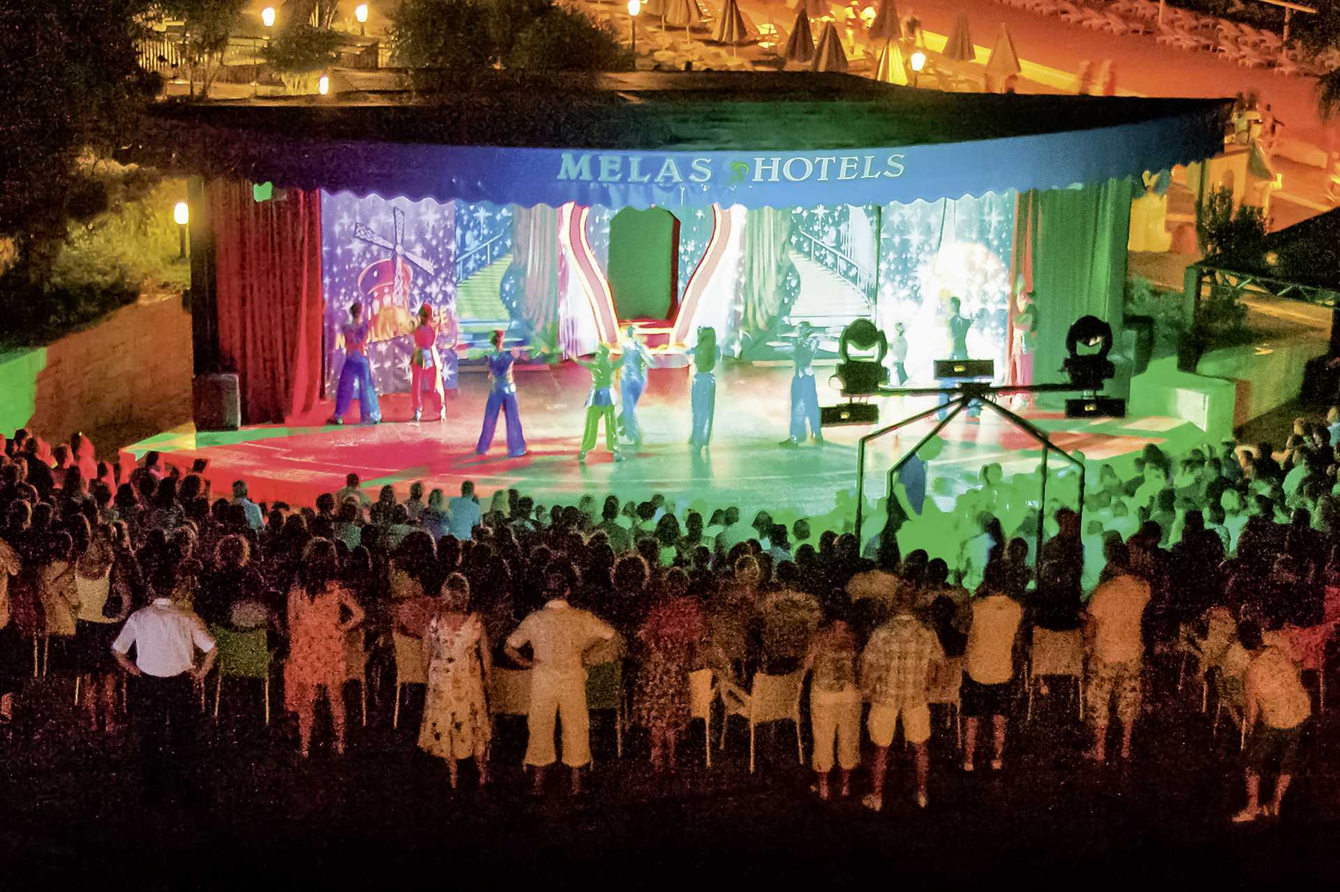 Aftenunderholdning på Melas Holiday Village hoteller i Side, Tyrkiet.
