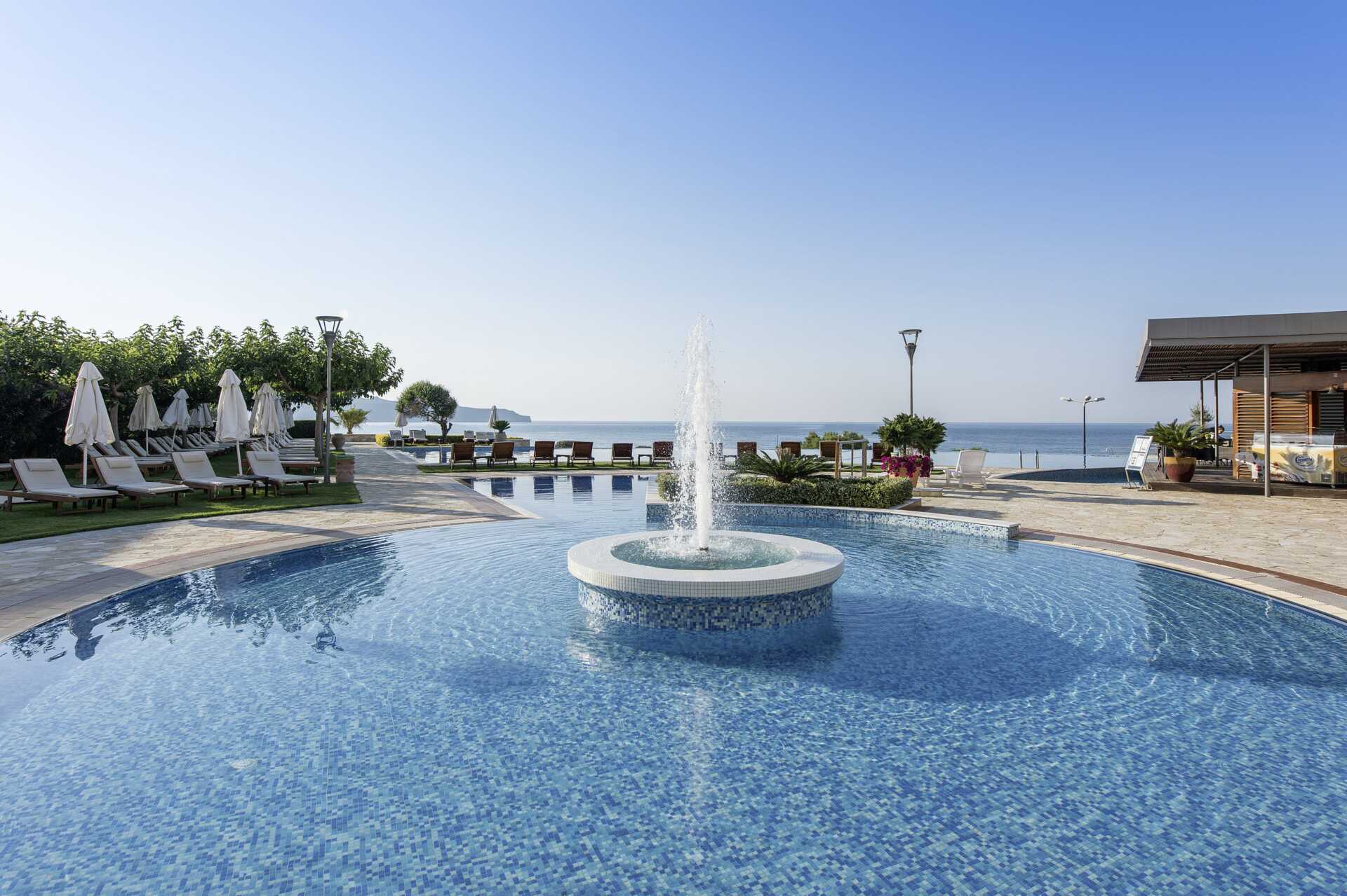 Poolområde på Hotel Cretan Dream Royal på Kreta, Grækenland.