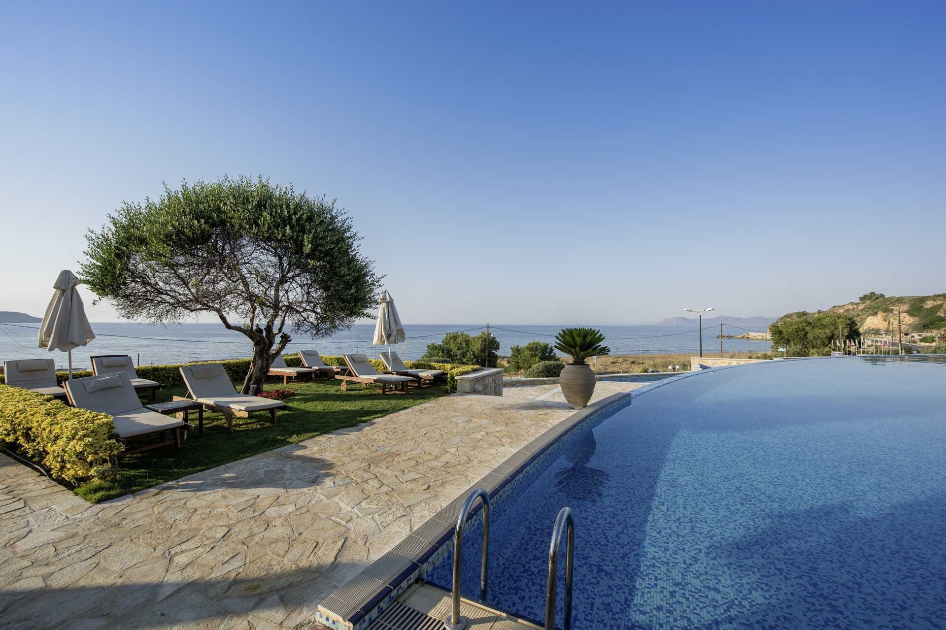 Poolområde på Hotel Cretan Dream Royal på Kreta, Grækenland.