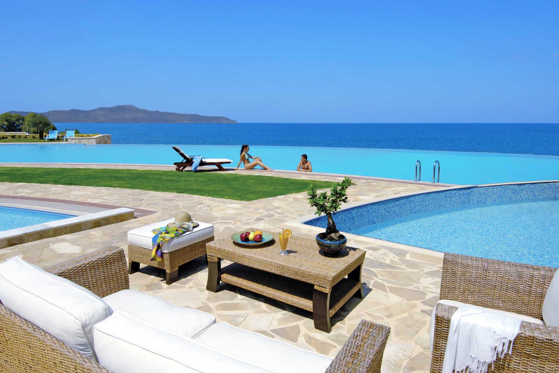 Poolområde på Hotel Cretan Dream Royal på Kreta, Grækenland.