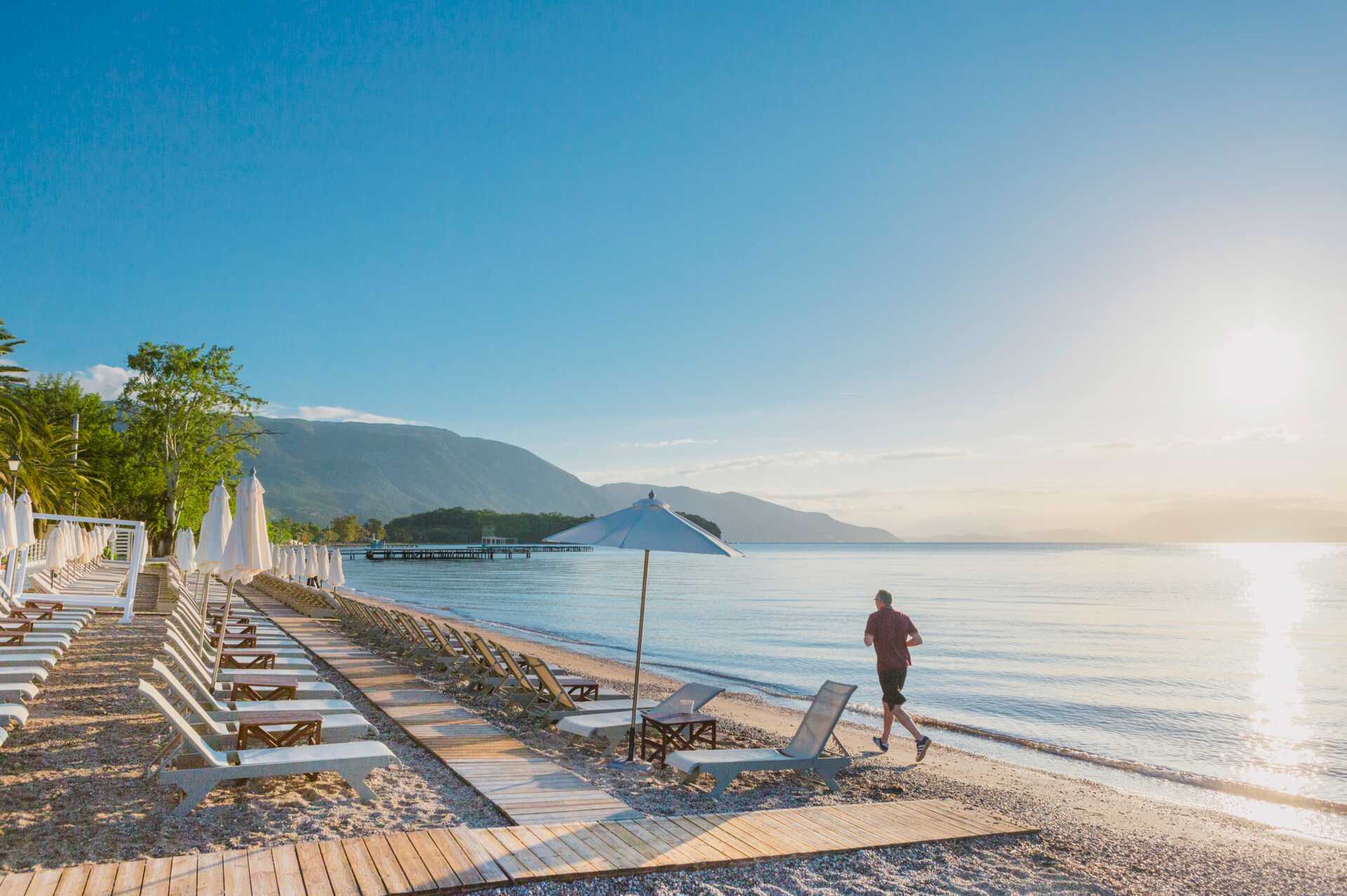 Stranden i Dassia på Korfu, Grækenland.