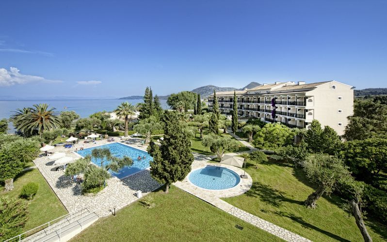 Poolområdet på hotel Delfinia i Moraitika på Corfu, Grækenland.