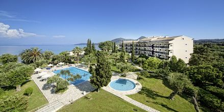 Poolområdet på hotel Delfinia i Moraitika på Corfu, Grækenland.