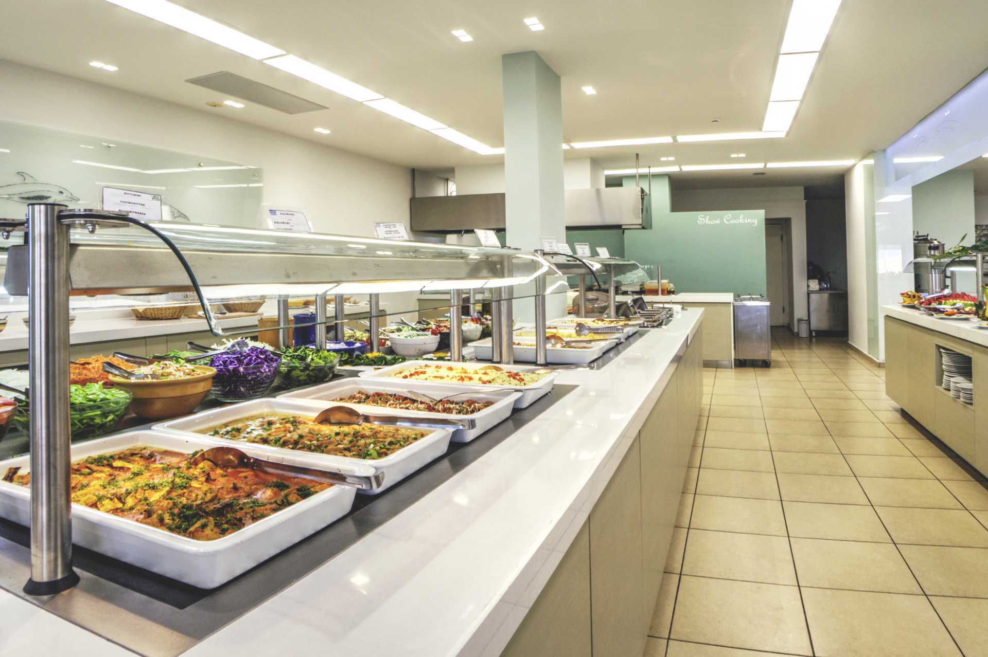 Buffet på hovedrestauranten på Hotel Delfinia i Moraitika på Korfu, Grækenland.