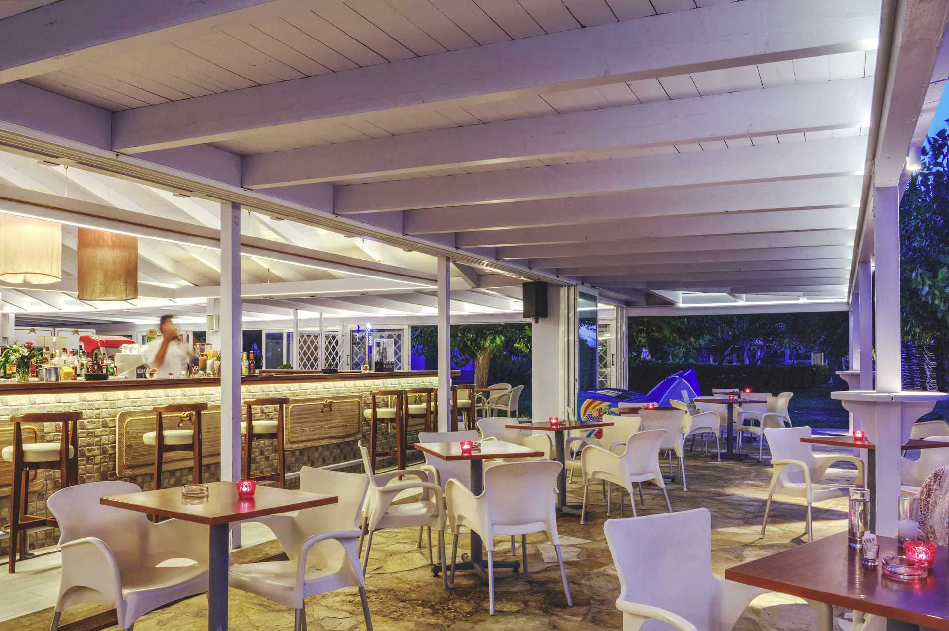 Strandbaren på hotel Delfinia i Moraitika på Korfu, Grækenland.