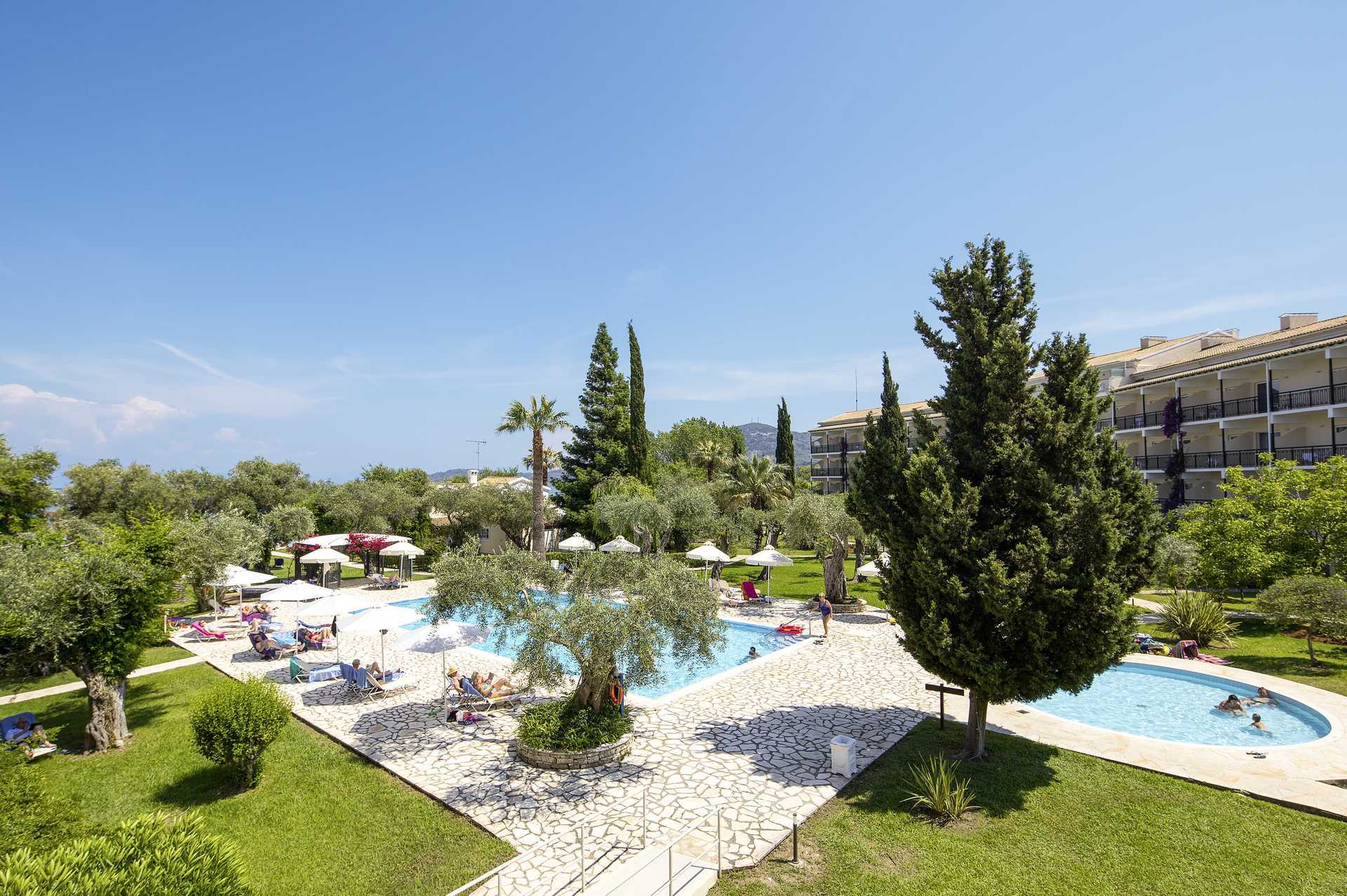 Poolområdet på Hotel Delfinia i Moraitika på Korfu, Grækenland.