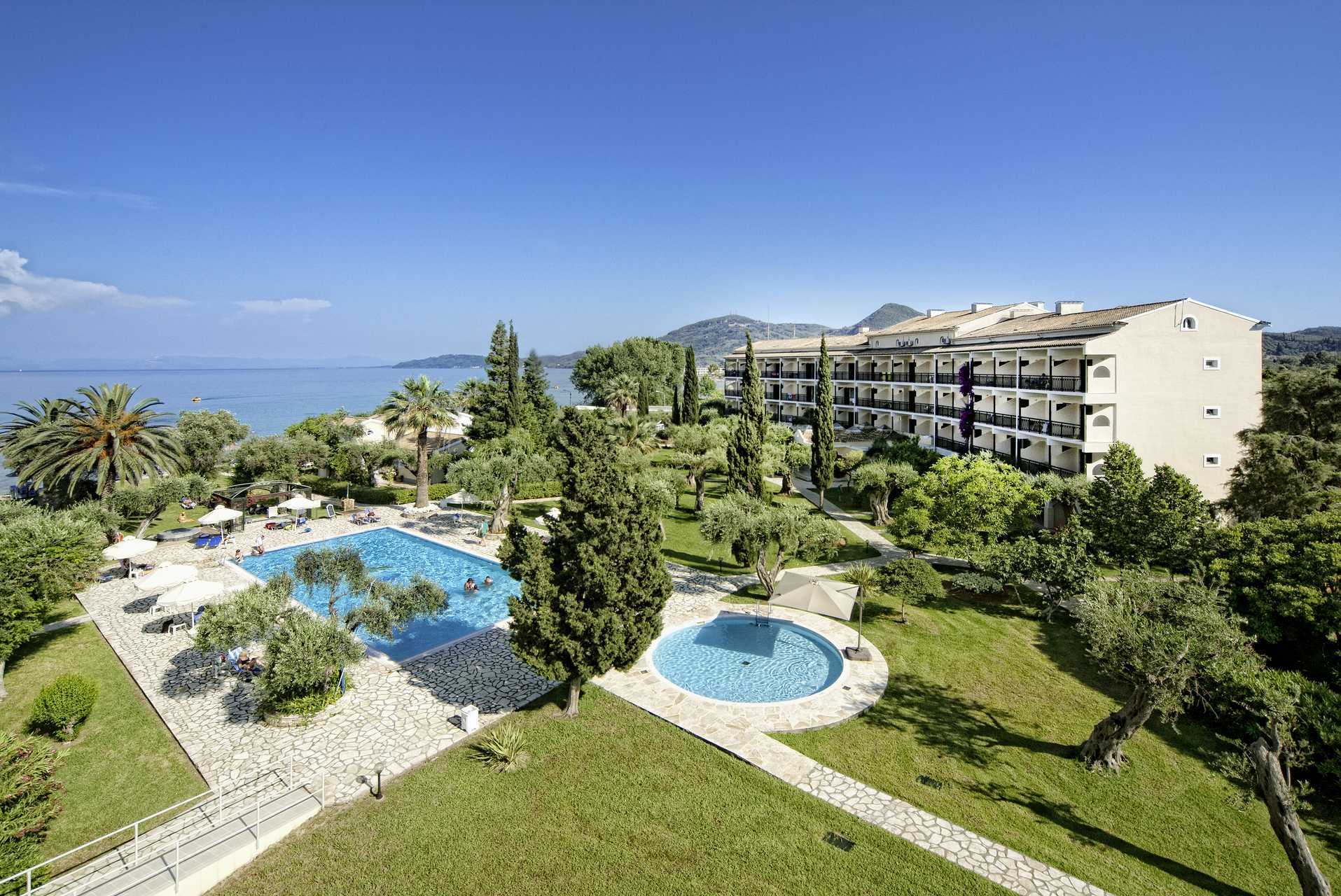 Poolområdet på Hotel Delfinia i Moraitika på Korfu, Grækenland.