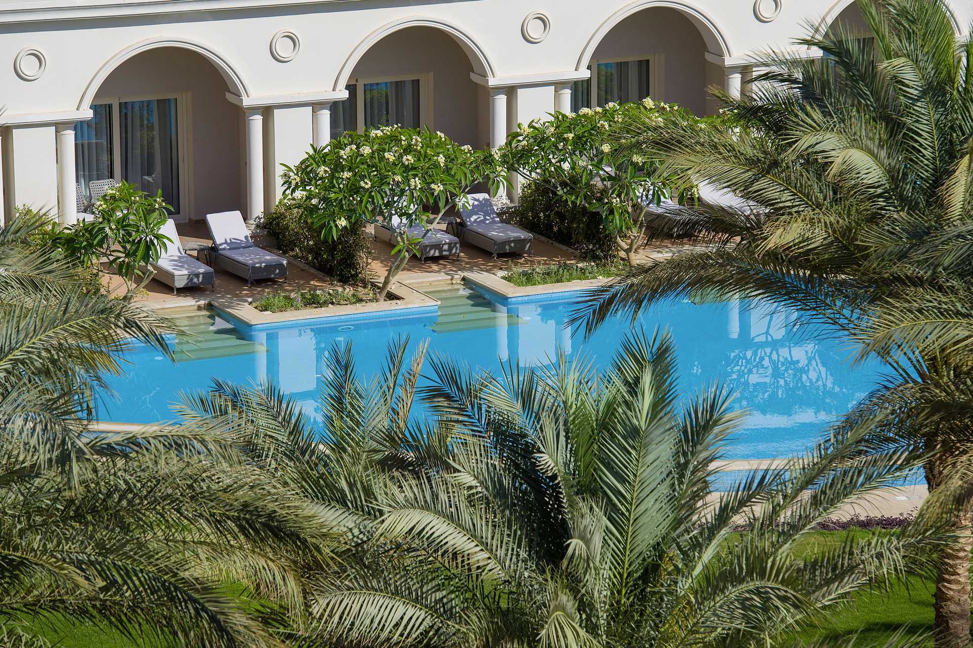 Deluxe-suite med delt pool på Baron Palace Resort-hotel i Sahl Hasheesh, Egypten.