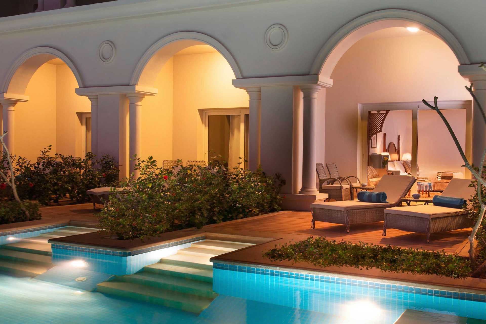Deluxe-suite med delt pool på Baron Palace Resort-hotel i Sahl Hasheesh, Egypten.