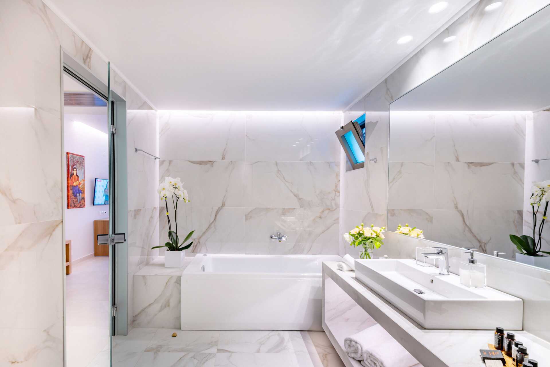 Deluxe suiter med halvpension kun for voksne over 16 år på High Beach hotel, Kreta.