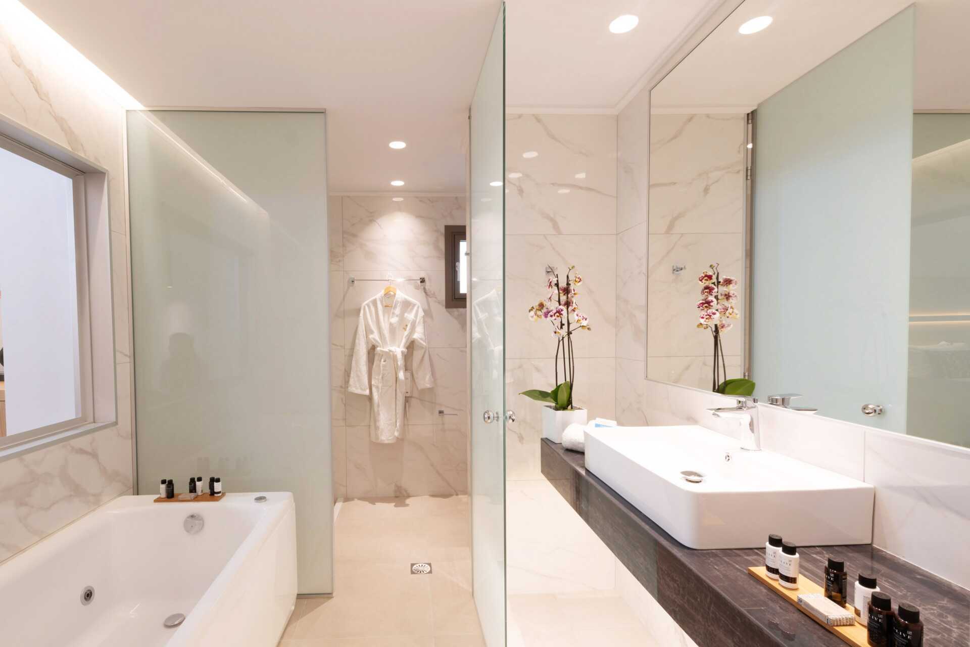 Deluxe suiter med halvpension kun for voksne over 16 år på High Beach hotel, Kreta.